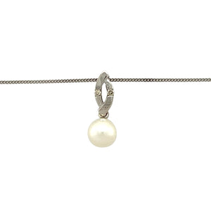 Preowned 9ct White Gold Diamond & Pearl Set Pendant on an 18" curb chain with the weight 1.80 grams. The pendant is 1.8cm long and the pearl is 7mm diameter