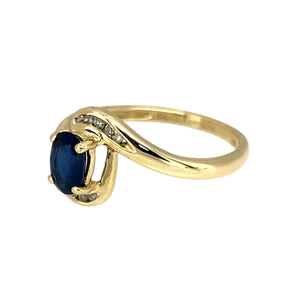 Preowned 9ct Yellow Gold Diamond & Sapphire Set Twist Ring in size M with the weight 1.70 grams. The sapphire stone is 6mm by 4mm