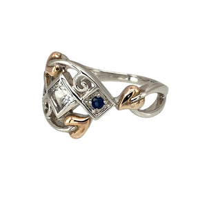 Preowned 925 Silver with 9ct Rose Gold Clogau White Topaz & Sapphire Set Tree of Life Clogau Ring in size M with the weight 3.90 grams. The center topaz stone is 4mm by 4mm