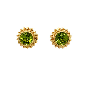 Add a touch of timeless elegance to your jewellery collection with these pre-owned 9ct yellow gold & peridot set round stud earrings, featuring:

Design: Classic round stud earrings, enhanced with a delicate gold rope edging for a refined and vintage-inspired look.
Material: 9-carat yellow gold, offering a warm and luxurious appeal.
Gemstones: Each earring is set with a 6mm diameter peridot, known for its vibrant green hue and natural brilliance.
Weight: A well-balanced 1.80 grams