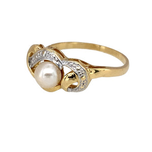 Preowned 9ct Yellow and White Gold & Pearl Set Ring in size O with the weight 2.30 grams. The pearl stone is 5mm diameter