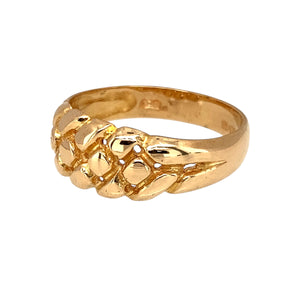 Add a bold and classic piece to your jewellery collection with this pre-owned 18ct yellow gold keeper style ring, featuring:

Design: A traditional keeper-style ring, known for its distinctive textured design and timeless appeal.
Material: 18-carat yellow gold, offering a rich and luxurious finish.
Size & Weight: Designed in size O, with a solid weight of 4.60 grams for a durable and comfortable fit.
Front Dimensions: Measures 8mm high, making it a striking and noticeable piece.
A stylish and iconic accesso