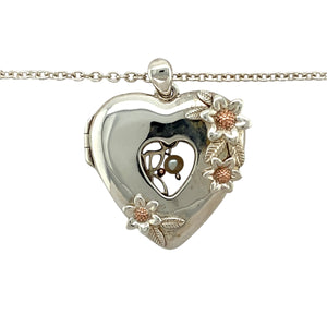 Add a beautifully sentimental piece to your jewellery collection with this pre-owned 925 silver with 9ct rose gold Clogau heart flower patterned locket pendant necklace, featuring:

Design: An intricately detailed heart-shaped locket with a delicate flower pattern, adding charm and elegance.
Material: A combination of 925 sterling silver and 9-carat rose gold, creating a classic two-tone finish.
Chain: Paired with an 18-inch Clogau belcher chain, complementing the pendant with a timeless style.
